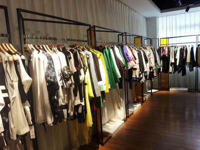 以卓越產(chǎn)品與暖心服務(wù)，贏得服裝鞋帽零售市場(chǎng)