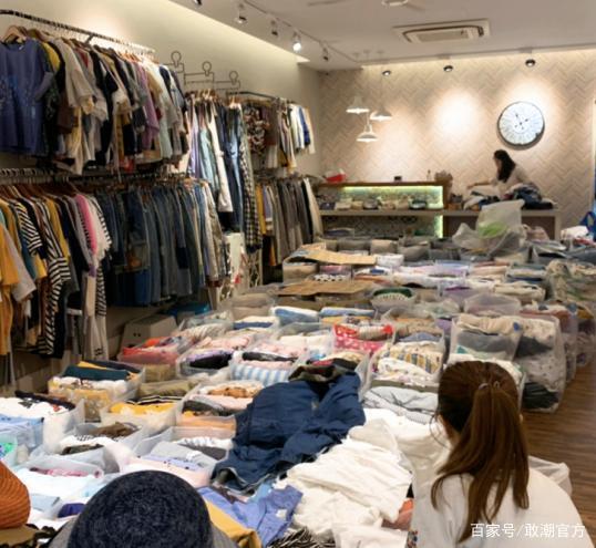服裝批發(fā)市場(chǎng)的新服裝人 有生意有生活，照賺100萬(wàn)